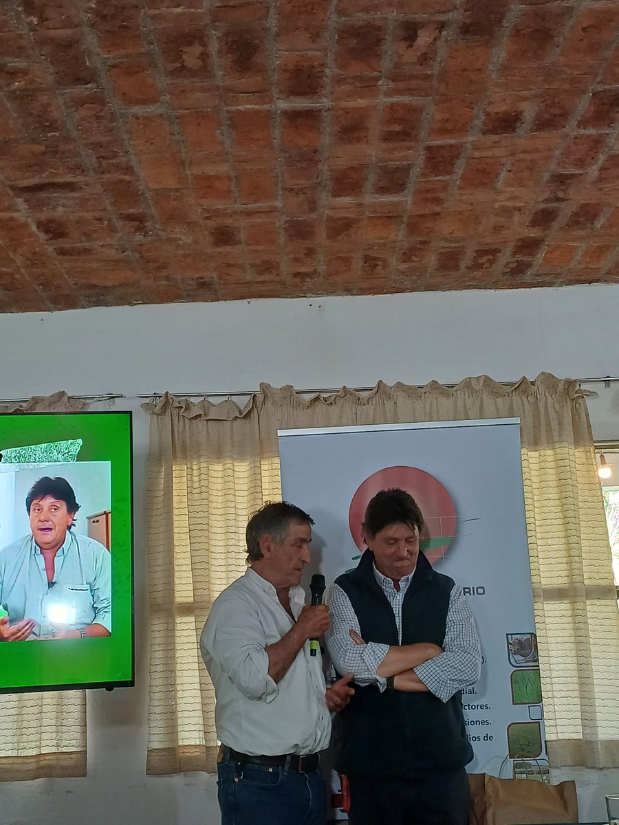 Paspalum de Oro a la Trayectoria al Ing. Agr. Marcelo Pereira Machin, entregado por la Mesa de Ganadería sobre Campo Natural, muy merecido por cierto. Felicitaciones!!!.