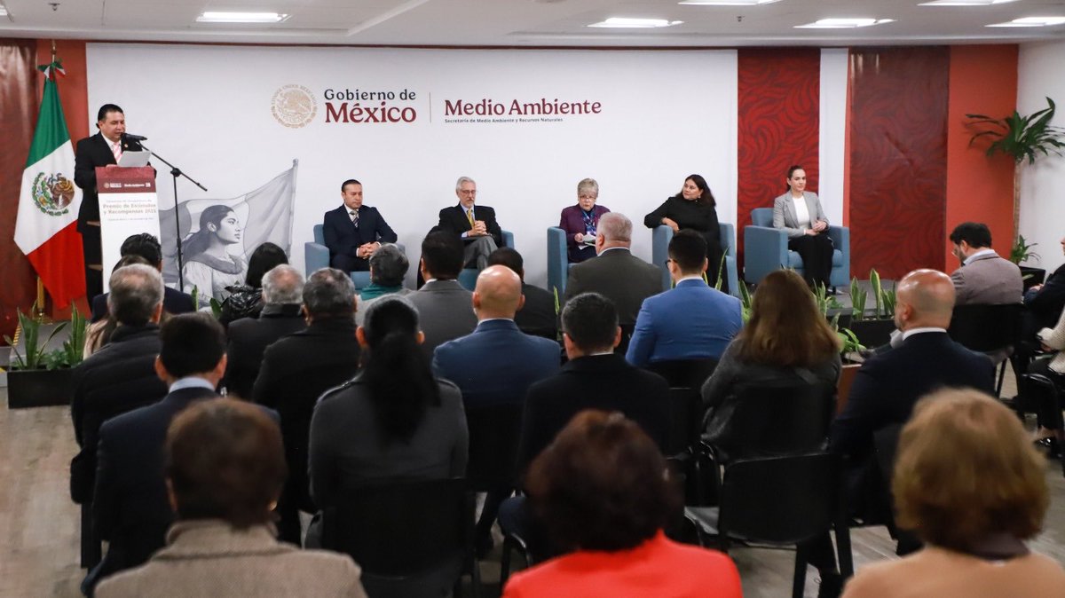 Mi reconocimiento a las 133 personas funcionarias de la <a href="/SEMARNAT_mx/">SEMARNAT México</a> distinguidas por su destacado desempeño. Hoy en la Ceremonia de entrega de Estímulos y Recompensas 2025 constatamos que el servicio público se construye con dedicación y entrega al pueblo de 🇲🇽. ¡Felicidades! 👏🏻