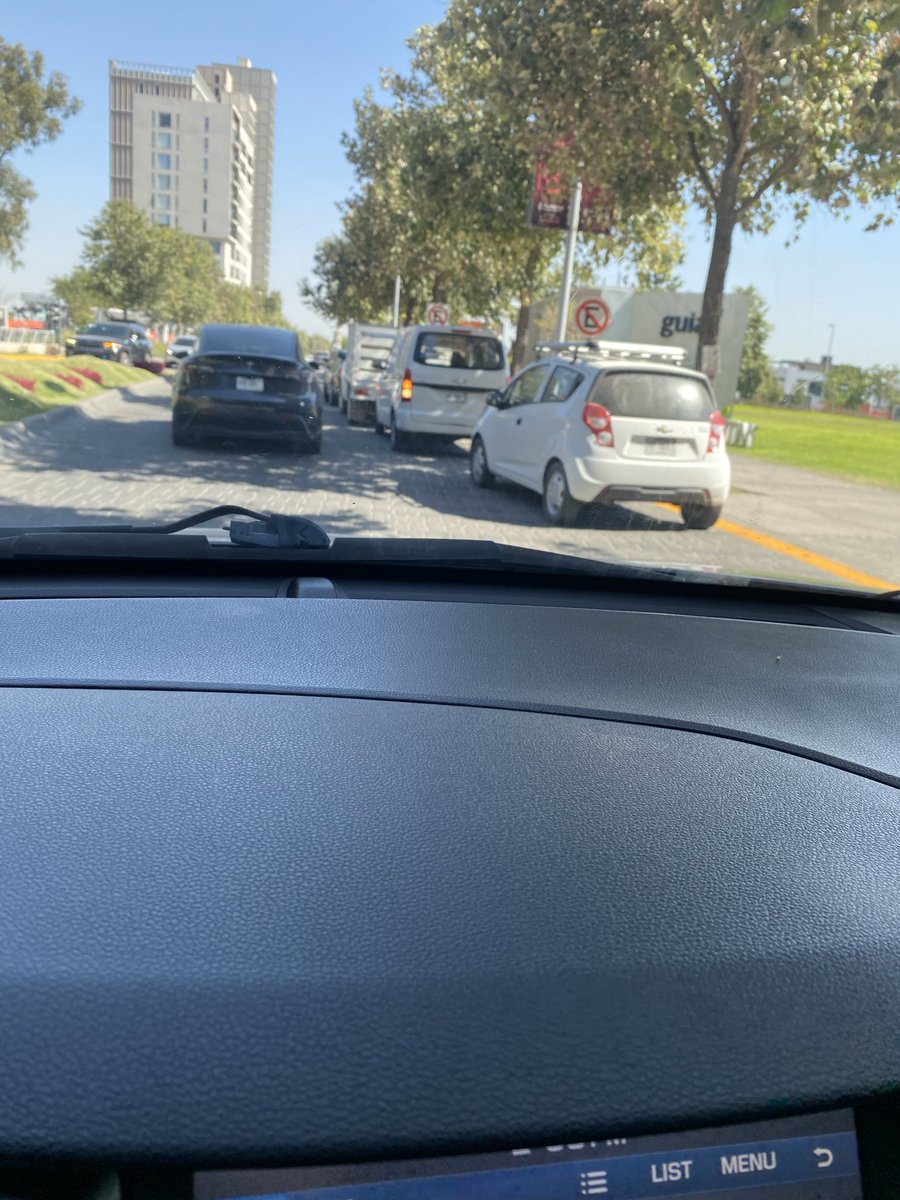 PauDieguez's tweet photo. @AgenciaAMIM @GobTlajomulco cuando van a quitar a los coches que se estacionan en lugares prohibidos en Punto Sur? https://t.co/6yiZAetDGy