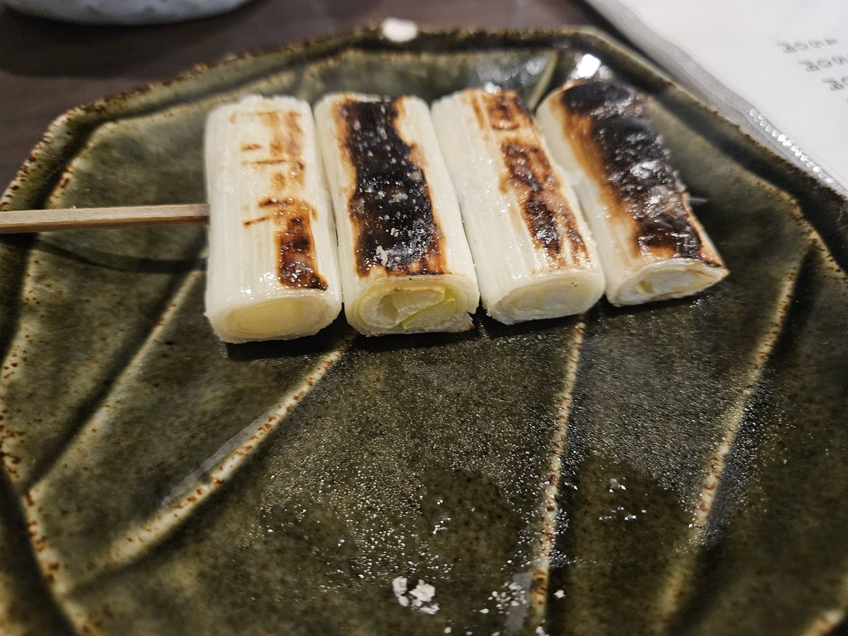 方南町 焼鳥 梵天
焼き鳥が丁寧。街の名店って感じの風格がある。お酒の種類も多いのでひとりでカウンター飲みしても快適そう。ウイスキーがメニューに2ページ分あったり焼酎や福島の日本酒が置いてる。青酎もあった