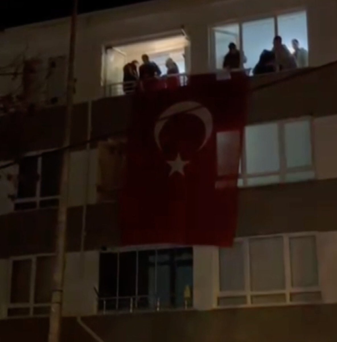 Gürcistan’da düşen uçakta Hava Uçak Bakım Üsteğmen Emre Mercan'ın şehadet haberi ailesine verildi.

Şehidimizin Eskişehir'deki baba ocağına Türk Bayrağı asıldı. 🇹🇷