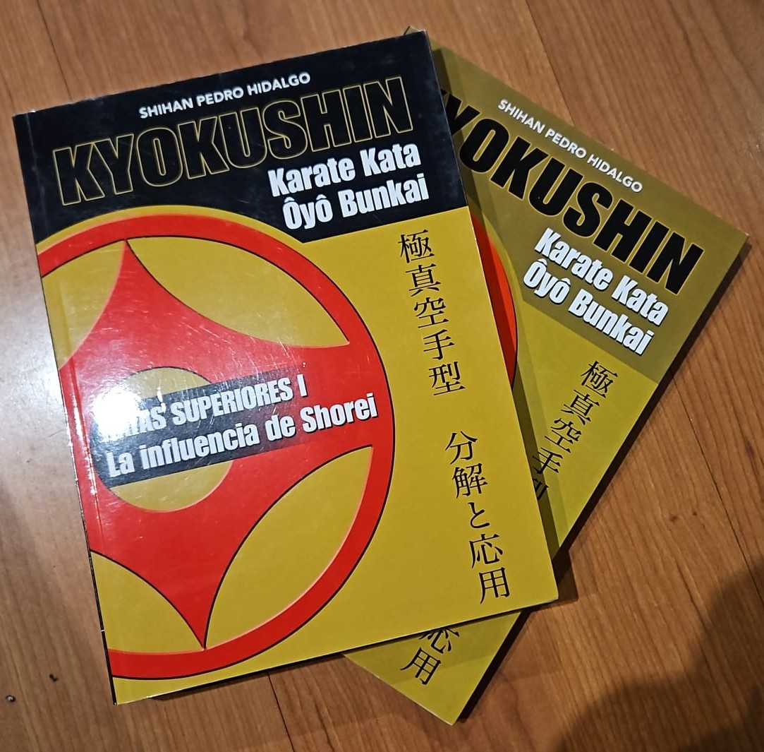 SeimarD49000's tweet photo. Obras imprescidibles en toda biblioteca marcial #kyokushinkarate #kata #oyobunkai Vol. I y II https://t.co/VdAIX9ZR1g