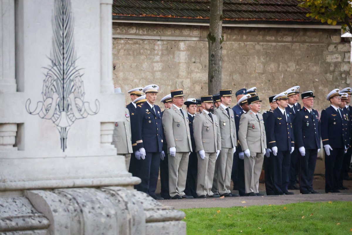 En ce 11 novembre, nous nous sommes rassemblés à Vernon aux côtés du Premier ministre <a href="/SebLecornu/">Sébastien Lecornu</a> pour honorer celles et ceux qui ont donné leur vie pour la liberté.
Leur courage nous oblige, leur mémoire nous unit. 🇫🇷
