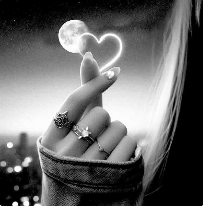 ما عجز لساني عن البوح به، يفصح عنه القلم على الملأ،
كأن الصمت أنهكته السرية فاختار أن يتجسّد في حروفٍ تائهة بيني وبين الجميع 🍁

ثــــــــم٠بعــــــــــد

فثِقل ما نكتمه لا يتلاشى بالصمت بل يتخمّر فينا حتى ينطقنا على حين غفلة
بصوتٍ لا ندري أهو صوتنا
 أم صدى أرواحنا القديمة 🍂