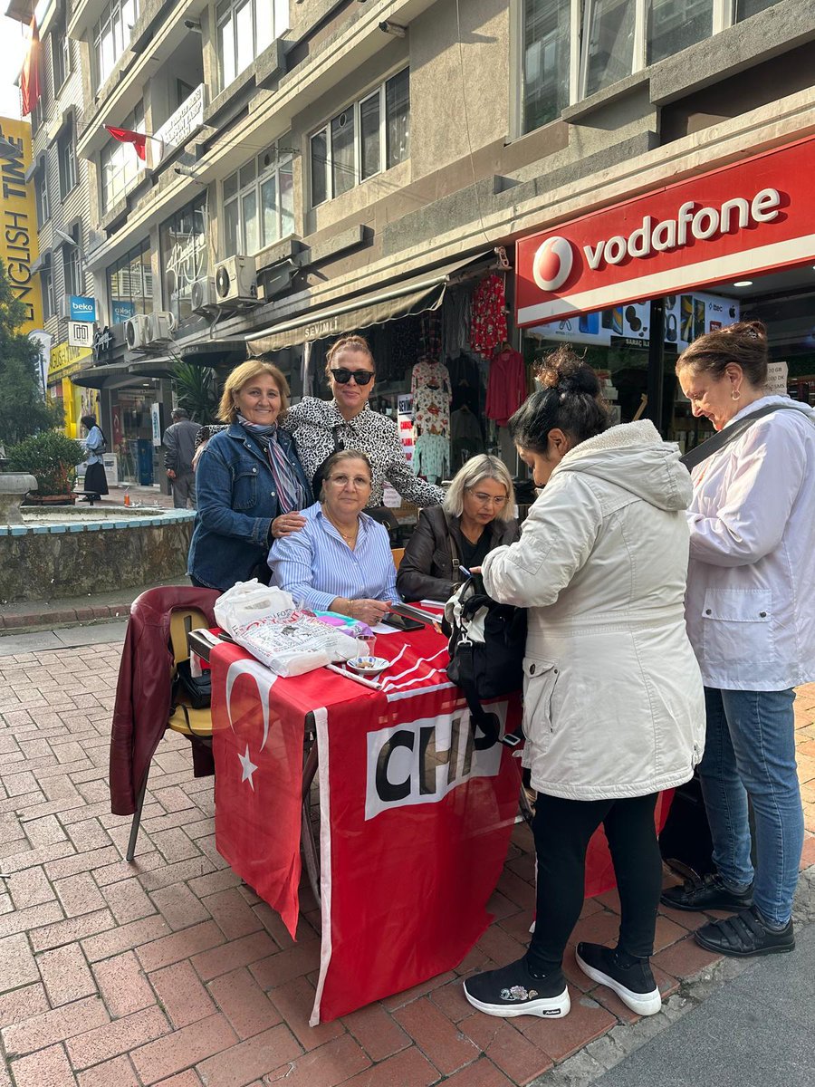 Kadın Kollarımız, üyelik standı açarak partimize yeni üyeler kazandırmak için büyük bir özveriyle çalıştı.
Kadın Kolları Başkanımız Leyla Çelik ve emek veren tüm kadın arkadaşlarımıza yürekten teşekkür ediyoruz.

Kadınların emeğiyle ve kararlılığıyla  daha güçlü bir Chp'yiz.