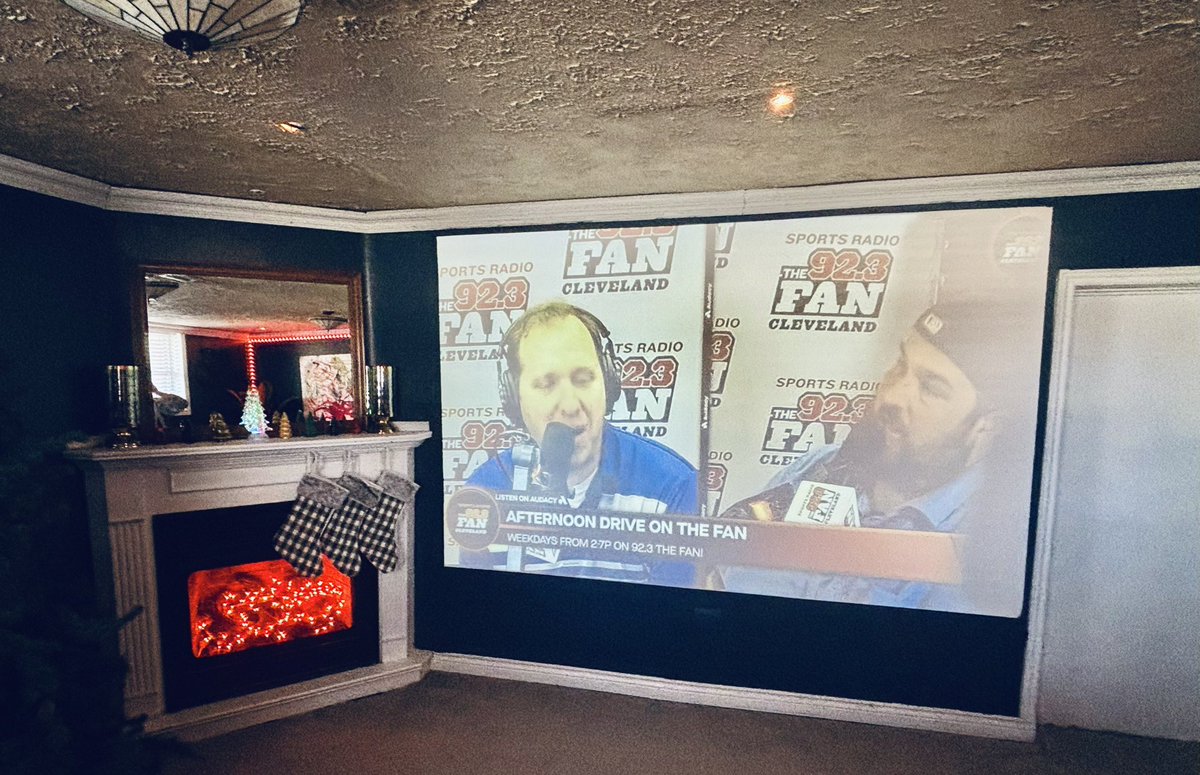 ProdnickJr's tweet image. Watching @NickWilsonSays on 120 inches is an experience.