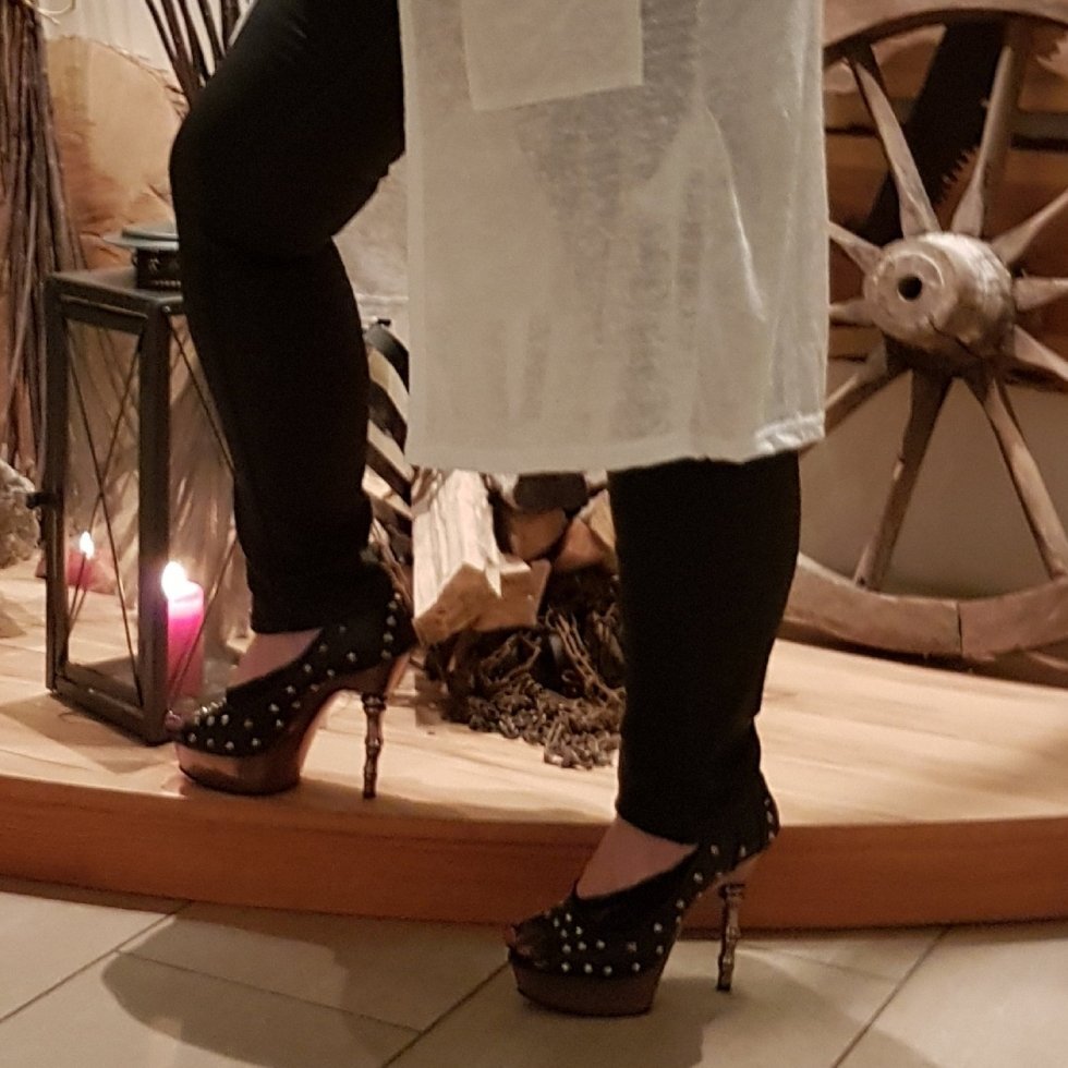 Bei mir gehts noch eine Runde, in meine Lieblings Bar und ihr dürft daheim in eurer Zelle bleiben und 

brav $enden via Amazon Gutschein Revolut Bank oder TipFunder