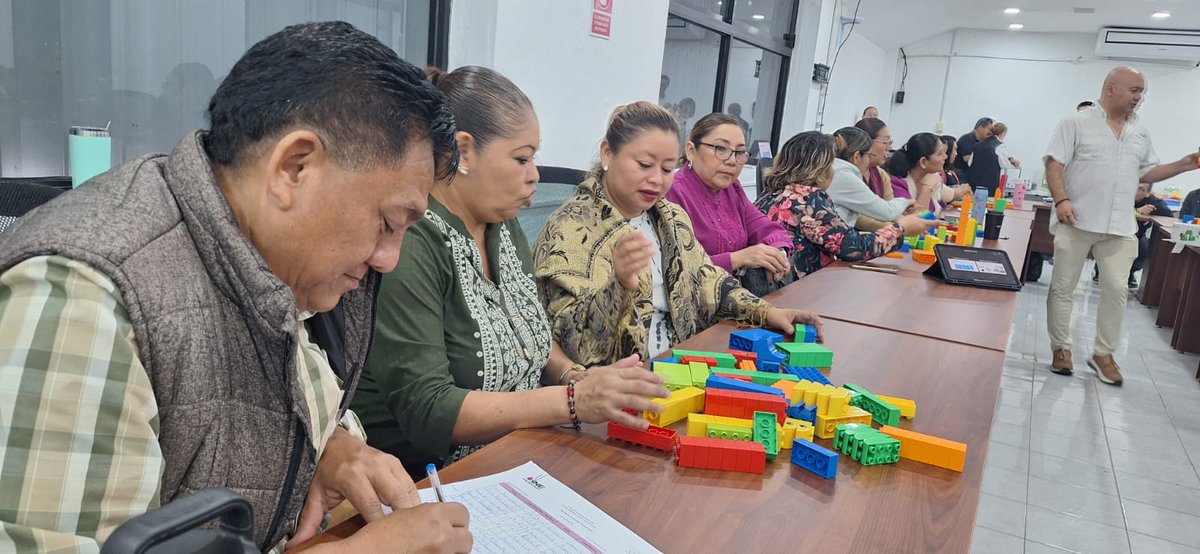👩‍🏫 El INE Quintana Roo capacitó a docentes de las escuelas primarias Kohunlich y Arón Merino Fernández sobre el Proyecto Árbol, soluciones didácticas, para fortalecer la formación ciudadana desde las aulas. 🌳📚
#ENCÍVICA #FormaciónCívica #ProyectoÁrbol #INEQuintanaRoo