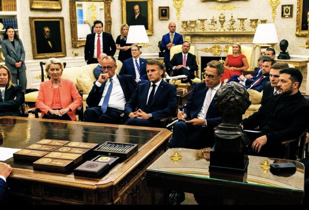 <a href="/ALIz1975m/">علي جاحز</a> رؤساء الدول العظماء جلسوا نفس الجلسه امام ترامب 

فلماذا تعتبرونها عاديه 
وجلسة أحمد الشرع انبطاحيه ؟ 😁