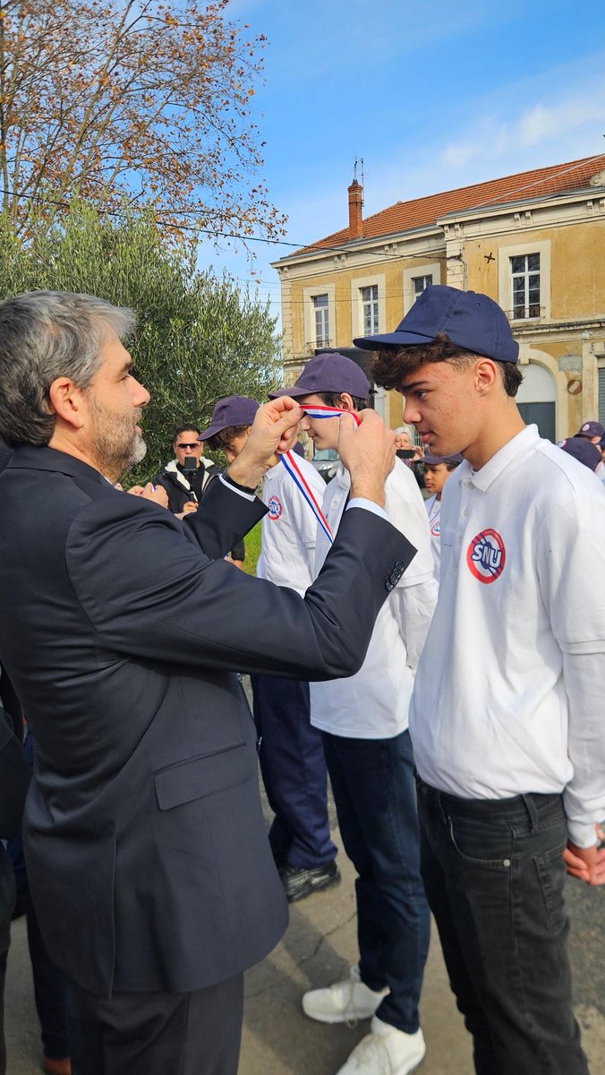 ChristVdbPro's tweet image. 35 élèves du SNU du Lycée Aragon-Picasso présents ce matin à Givors pour la cérémonie du #11Novembre, dans le cadre de leurs Missions d’Intérêt Général (MIG).
Devoir de mémoire. 🇫🇷 #SNU #Engagement #Mémoire #Citoyenneté  @academielyon