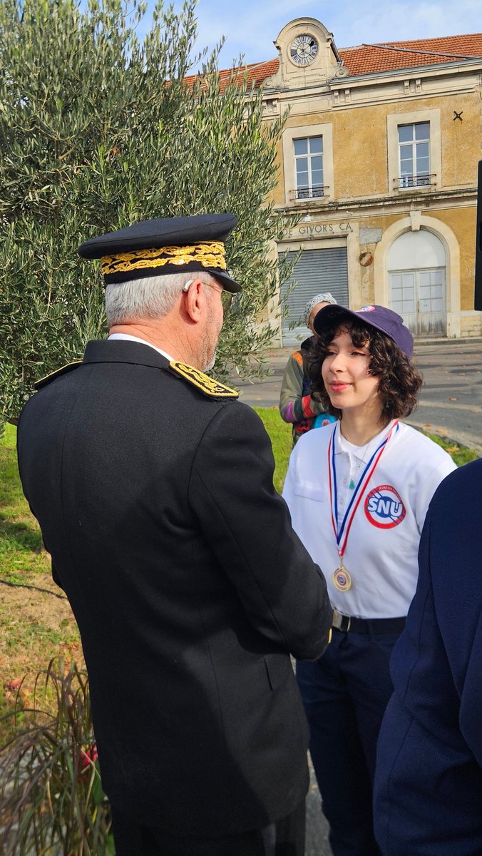 ChristVdbPro's tweet image. 35 élèves du SNU du Lycée Aragon-Picasso présents ce matin à Givors pour la cérémonie du #11Novembre, dans le cadre de leurs Missions d’Intérêt Général (MIG).
Devoir de mémoire. 🇫🇷 #SNU #Engagement #Mémoire #Citoyenneté  @academielyon