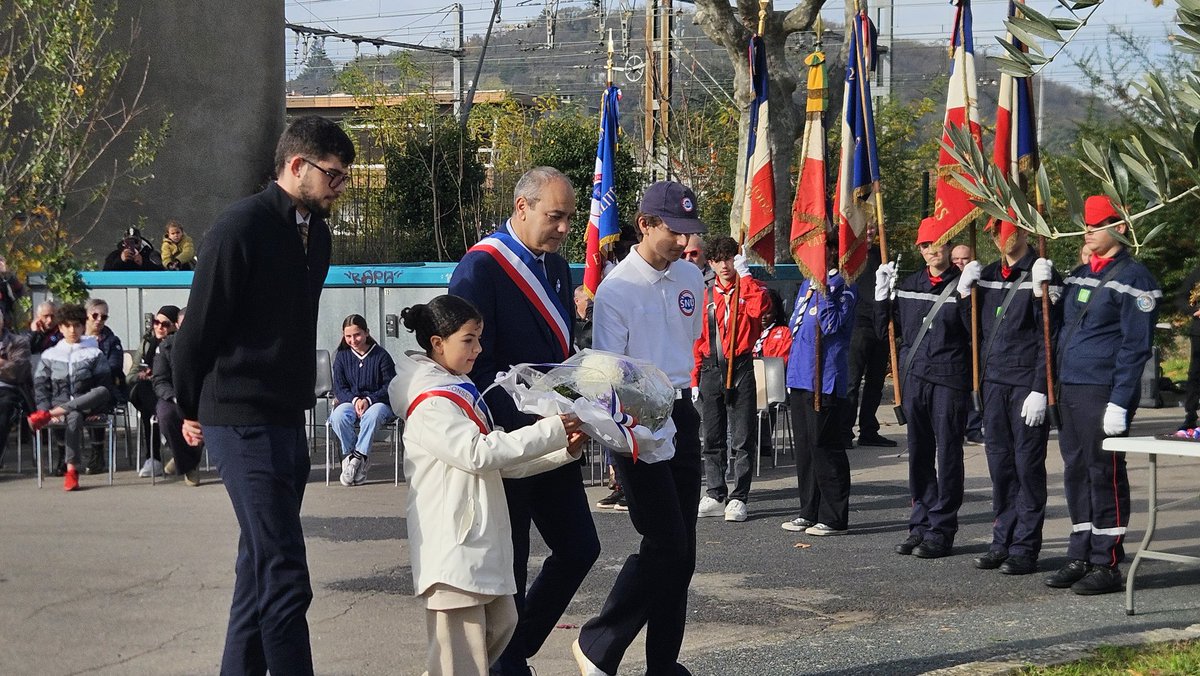 ChristVdbPro's tweet image. 35 élèves du SNU du Lycée Aragon-Picasso présents ce matin à Givors pour la cérémonie du #11Novembre, dans le cadre de leurs Missions d’Intérêt Général (MIG).
Devoir de mémoire. 🇫🇷 #SNU #Engagement #Mémoire #Citoyenneté  @academielyon