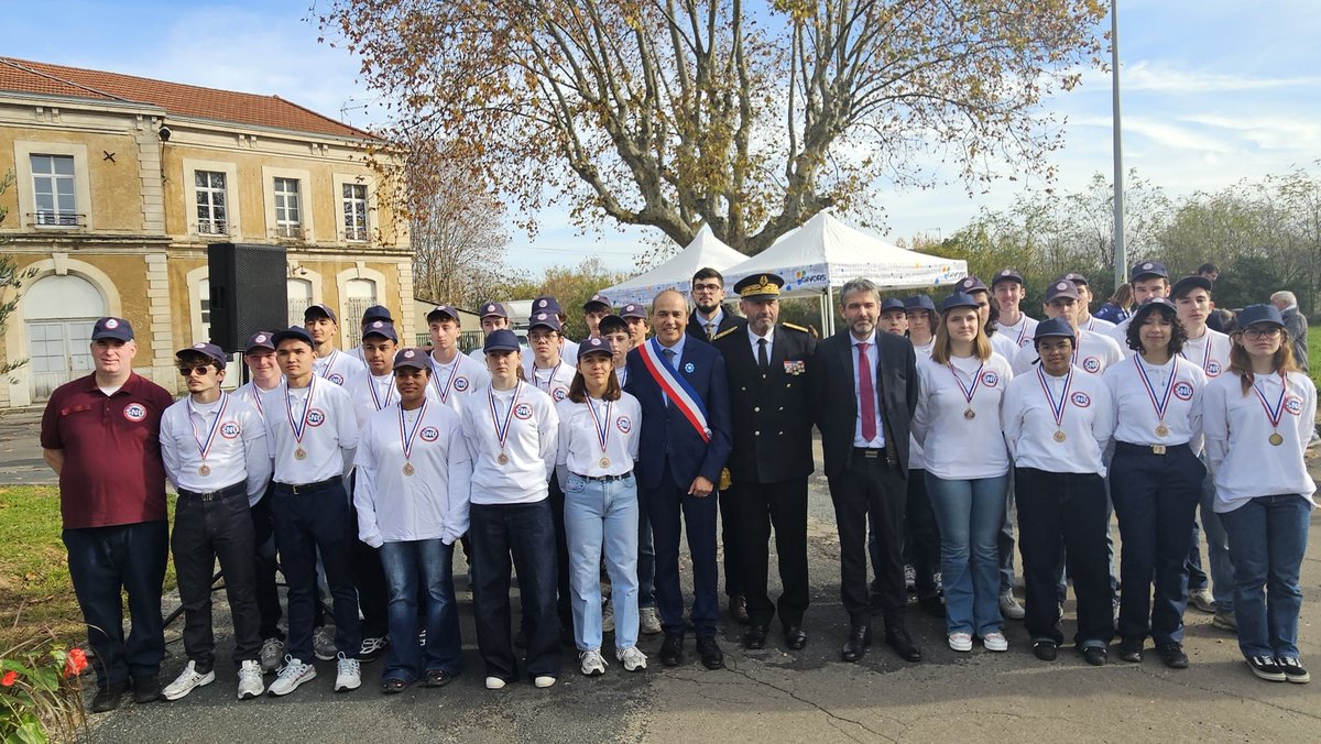 ChristVdbPro's tweet image. 35 élèves du SNU du Lycée Aragon-Picasso présents ce matin à Givors pour la cérémonie du #11Novembre, dans le cadre de leurs Missions d’Intérêt Général (MIG).
Devoir de mémoire. 🇫🇷 #SNU #Engagement #Mémoire #Citoyenneté  @academielyon
