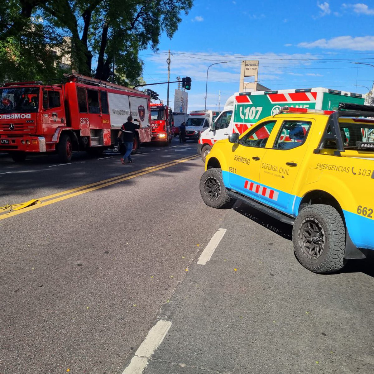 Nnicolas103's tweet photo. Descarriló una formación del Tren Sarmiento en Liniers. Timoteo Gordillo y Rivadavia. Bomberos de la Ciudad trabaja en el lugar asistiendo al pasaje. También Defensa Civil de la Ciudad colabora en las tareas de evacuación. 9 trasladados al momento. https://t.co/Rqwf1kImoD