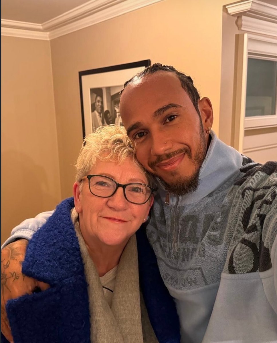 FrenchRapUS's tweet image. Le magnifique message d’anniversaire de Lewis Hamilton pour sa maman aujourd’hui 🥲

« À mon premier amour, maman. Je suis infiniment honoré et fier d'être ton fils.

Partager la vie avec toi est le plus beau cadeau qu'on puisse recevoir. Joyeux 70e anniversaire, maman. 

J'ai…