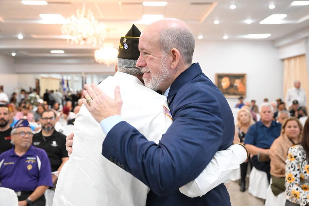 DSPnoticias's tweet image. El secretario del DSP, Gral. Arturo Garffer, participó en los actos oficiales del Día del Veterano junto al procurador del Veterano, Lcdo. Agustín Montañéz. Rindieron homenaje a nuestros héroes por su valentía, entrega y disciplina. ¡Gracias por su servicio! #DíadelVeterano #DSP