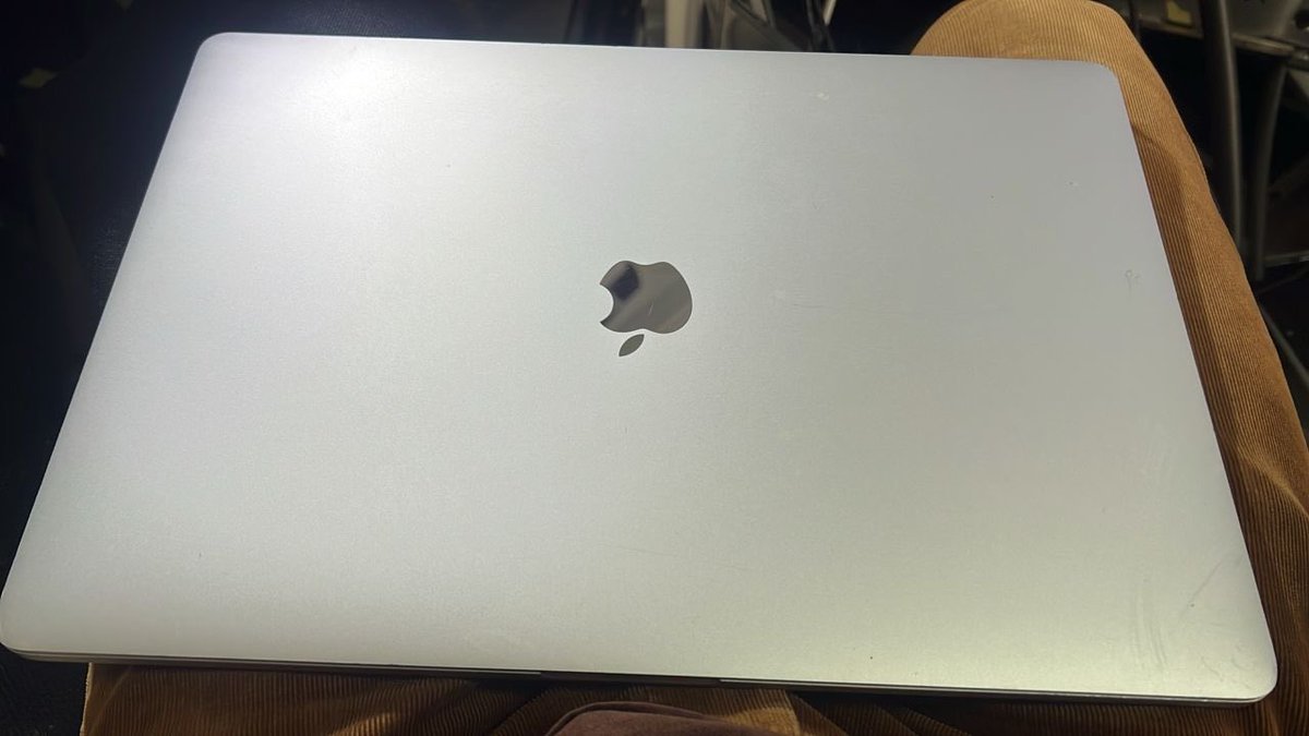 BambaDieng17's tweet photo. *A VENDRE :*

MacBook Pro 16 pouces 2019 avec 500 Go de stockage, équipé d'un écran Retina de 16 pouces (3072 x 1920), d'un processeur Intel Core i7, et de 16 Go de RAM. Il dispose de quatre ports Thunderbolt 3, et d'une carte graphique AMD Radeon Pro 5000M

Prix : 400k😍😍 https://t.co/As120gnD23