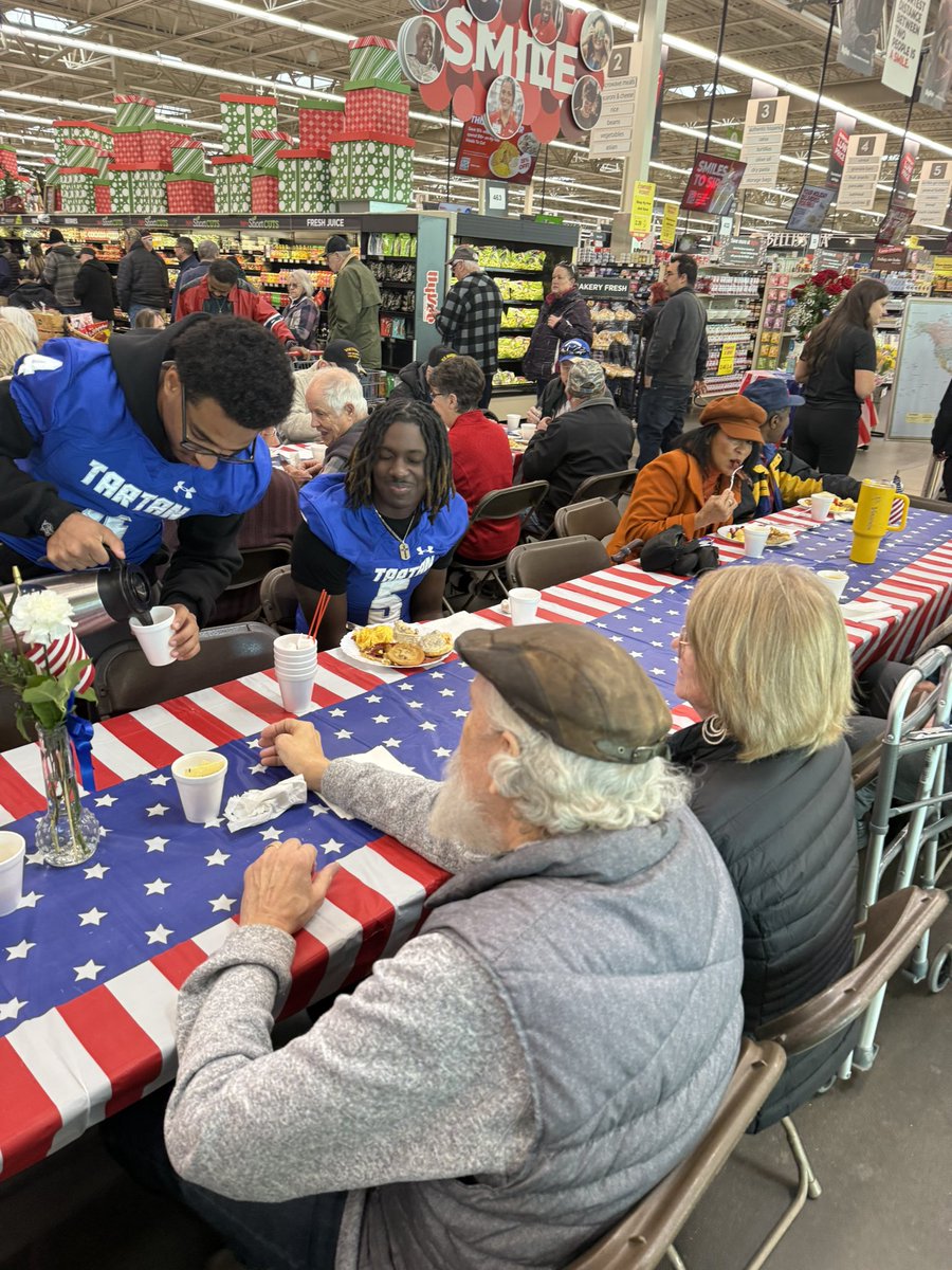 CoachDieds's tweet photo. Another great Veterans Day Breakfast served at HyVee! Thank you for your service! https://t.co/kHXJRP9Z9T