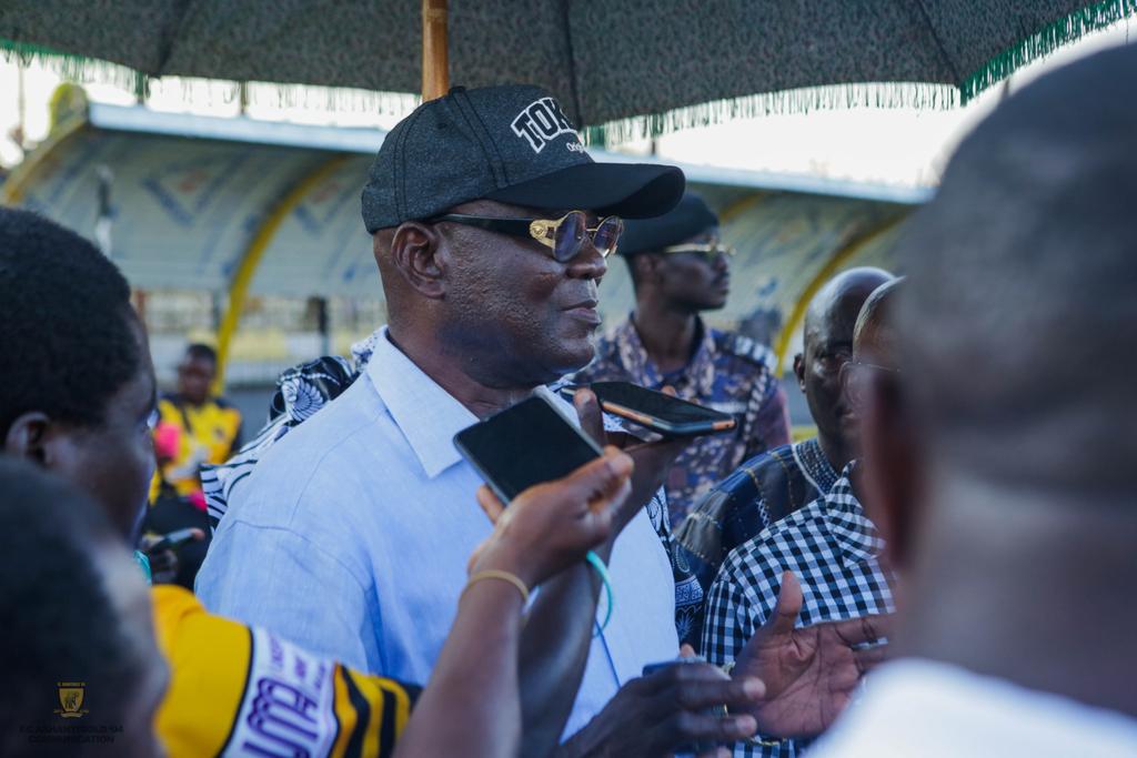manibuck98's tweet photo. We captured the moment Adansiman officially accepted the team. It was full of smiles, handshakes, and a shared sense of pride. The community stood behind us with strong support and love.
This moment means a lot to everyone at FC ASHANTIGOLD. Together, we move forward https://t.co/cabaiT9z6a