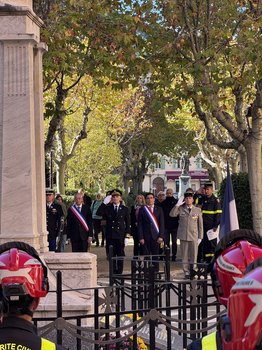 FXceccoli's tweet image. Le 11 novembre 1918, à la onzième heure, la Première Guerre mondiale prenait fin.

Au terme de quatre années d’un conflit meurtrier comme aucun autre avant lui, la France et ses alliés étaient vainqueurs, mais le pays était exsangue, pleurant 1,4 million de ses enfants.

Notre…