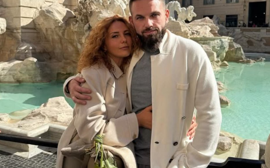 🔴 ALERTE INFO | UN COUPLE RUSSE DÉMEMBRÉ DANS LE DÉSERT DE DUBAÏ

🪙 Roman Novak, escroc russe spécialisé dans les cryptomonnaies, et son épouse Anna ont été retrouvés démembrés et enterrés près de la réserve naturelle du Dubaï Desert Conservation Reserve. Portés disparus depuis