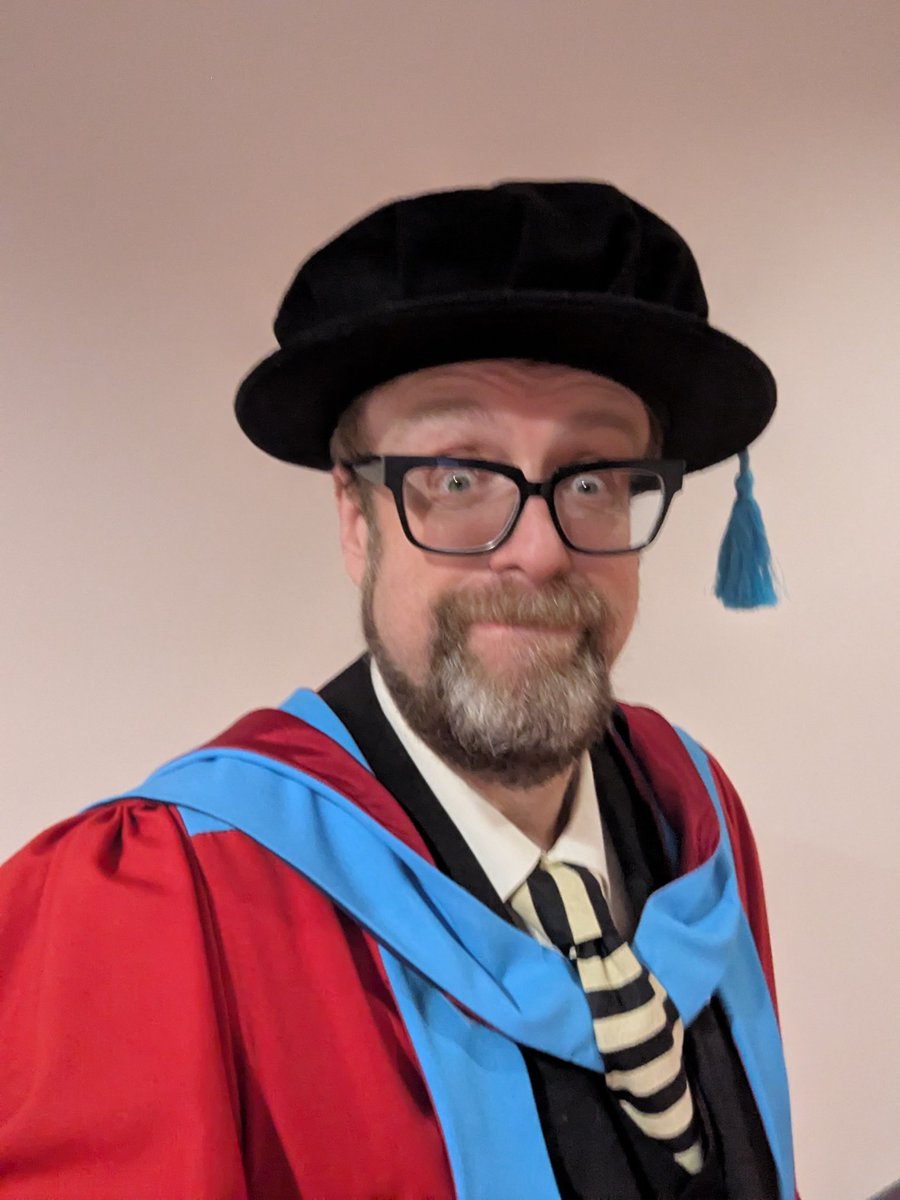 lifeonpigrow's tweet image. Yesterday, I graduated as a Doctor in Philosophy #hudgrad