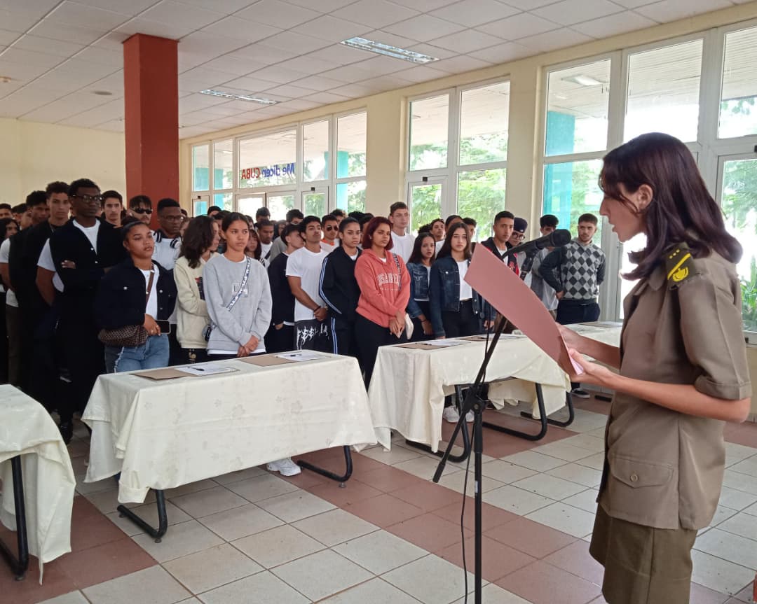 universidad_uci's tweet photo. 📌#HOY | En nuestra casa de altos estudios, los estudiantes de primer año reafirman valores de #responsabilidad y #patriotismo al protagonizar la firma del compromiso con las Milicias de Tropas Territoriales (MTT). 🇨🇺♥️

#SomosUCI #UniversidadCubana #Cuba https://t.co/8QJ4iZAxgp