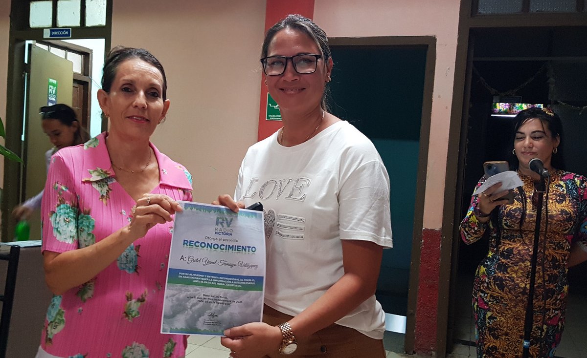tiempo21cuba's tweet image. En #RadioVictoria #LasTunas se reconoce a los trabajadores destacados durante el paso del #HuracánMelissa #UnidosXCuba 
📷Angel Luis Batista Santiesteban
