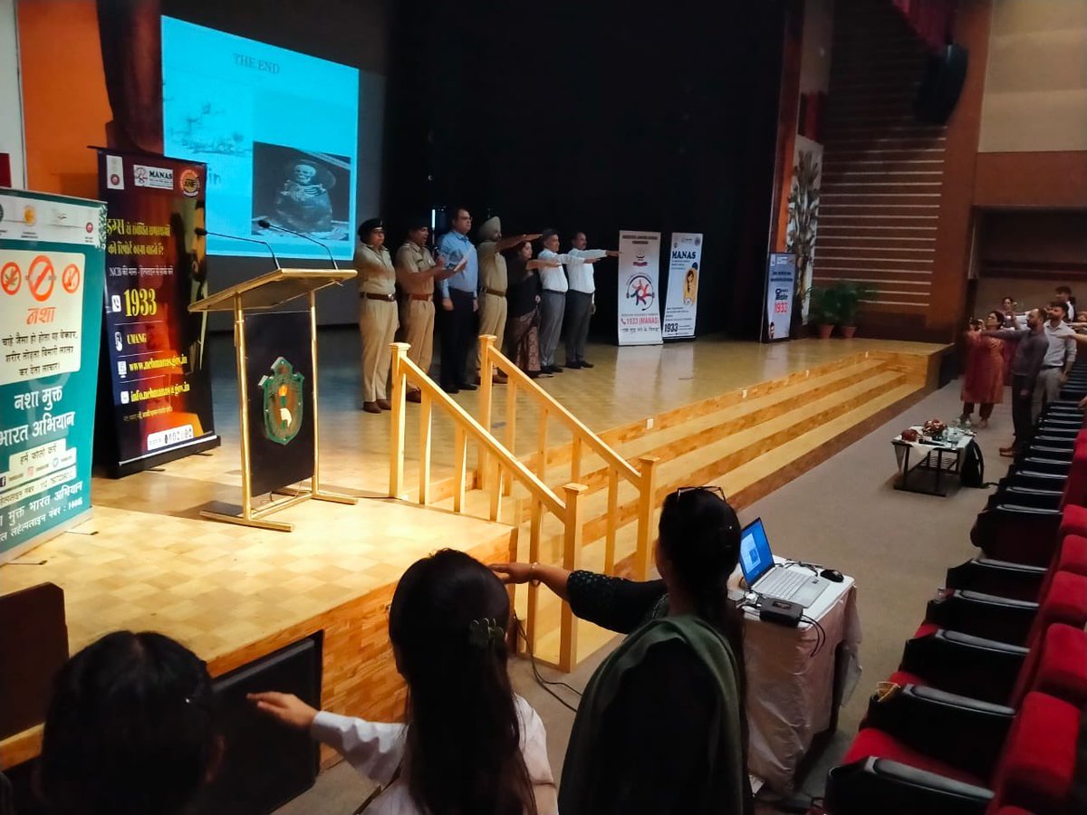 ChdPol's tweet image. Real strength is saying NO to Drugs 
Students of DPS Sec-40C &amp;amp; Home Science College Sec-10 took a pledge to stay away from drugs. Awareness sessions by Chandigarh Police and NCB encouraged youth to make the right choices.
#DrugFreeIndia #AwarenessDrive #ChandigarhPolice