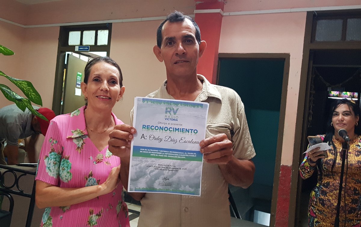 tiempo21cuba's tweet image. En #RadioVictoria #LasTunas se reconoce a los trabajadores destacados durante el paso del #HuracánMelissa #UnidosXCuba 
📷Angel Luis Batista Santiesteban