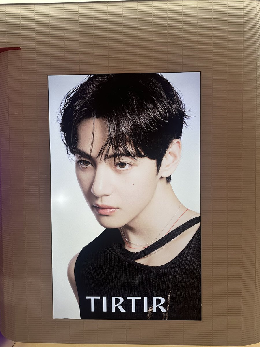 bblackjin's tweet photo. รูปเดียวสร้างเรื่องมาก คือปล่อยแค่รูปนี้แต่เพิ่มยอดขายได้มหาศาลแน่อะ ระดับนายคิมแทฮยอง แล้วเครื่องสำอางได้ใช้จริง โครตจะถูกต้อง https://t.co/FbRf4l0Loq
