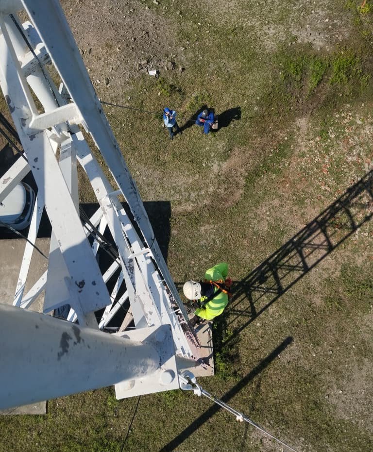 Nuestros torreros pieza clave en la recuperación de la conectividad en Uvero, Tabacal, Chivirico y Villa Turquino. 🗼Con precisión, trabajaron  en los sitios de radio enlace, tras la afectación de la fibra óptica. #EtecsaConCuba #GenteQueSuma