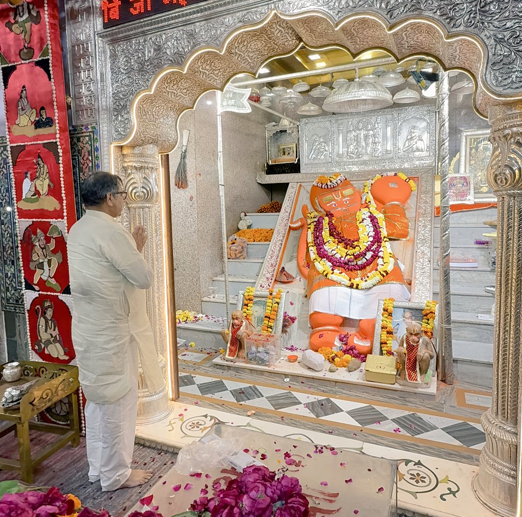 आज जयपुर में श्री खोले के हनुमान जी मंदिर के दर्शन करने का सौभाग्य मिला।

संकटमोचन सबका कल्याण करें। 

जय बजरंगबली।
