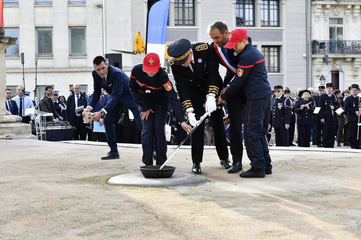 Commémoration de l’Armistice du 11 novembre

Devant le monument aux morts récemment rénové, nous avons commémoré l’Armistice du 11 novembre.
Aux côtés du Préfet et de deux jeunes sapeurs-pompiers volontaires, nous avons rallumé la flamme du souvenir.

Les collégiens ont lu avec