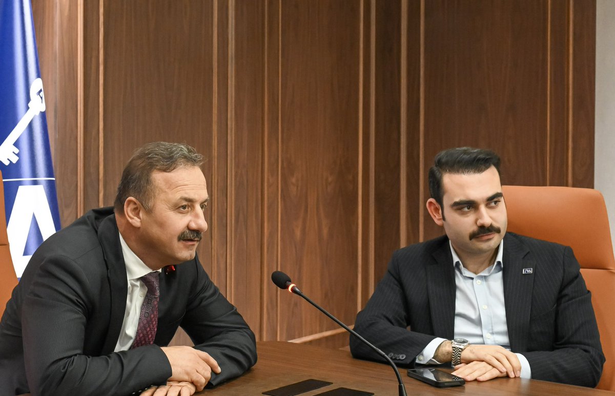 Gençleri dinleyen, anlayan ve sorumluluklarını yürekten hisseden bir liderle yol yürümek en büyük şansımızdır.