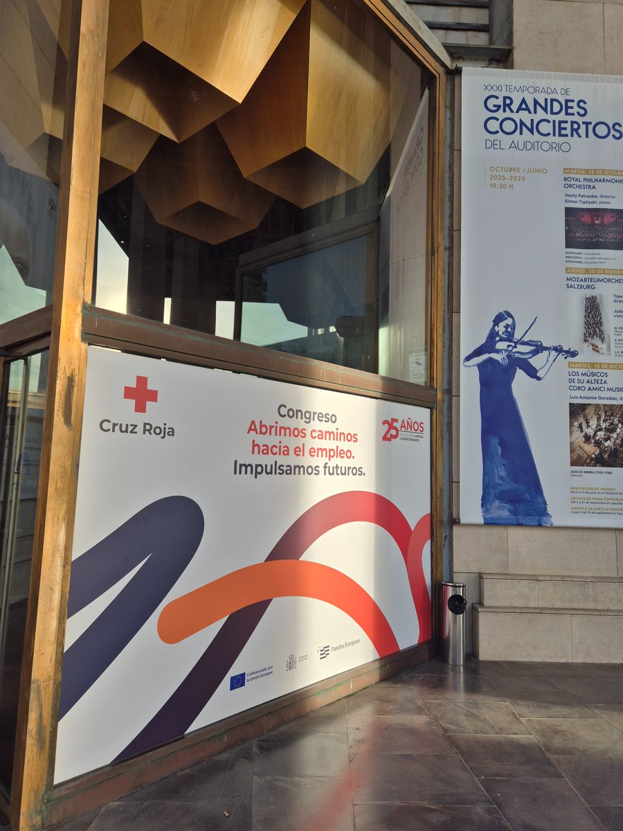 rodriguezluz_'s tweet image. Hoy estoy en Zaragoza para celebrar el 26 aniversario del #programa de #empleo de @CruzRojaEsp y hablar de cómo la #inteligencia artificial impacta en el empleo y el trabajo de las personas más vulnerables.