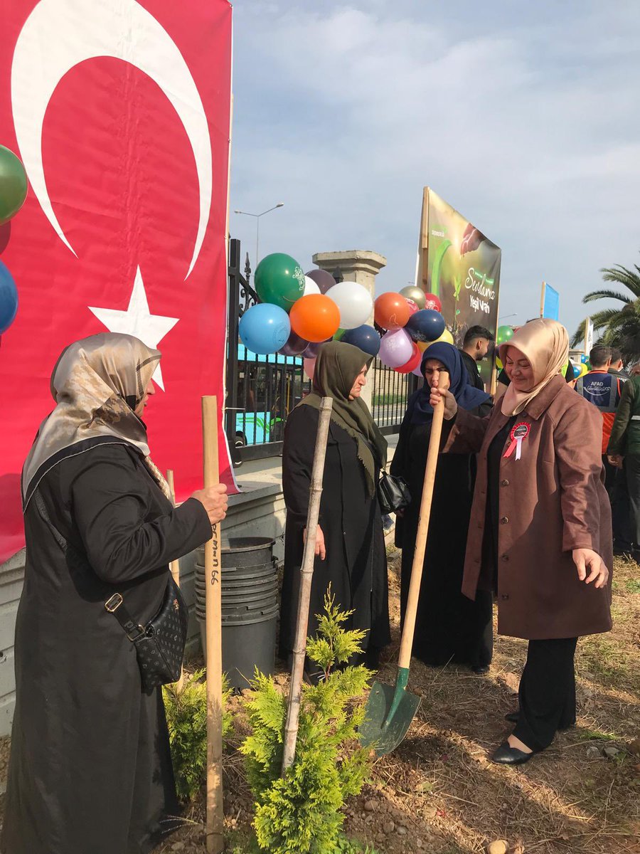Rize Valimiz, İl Başkan Vekilimiz, Rize Belediye Başkanımız ve kıymetli eşi, İl Başkan Yardımcılarımız, İl Kadın Kolları Yönetimimiz ve İl Gençlik Kolları Teşkilatlarımızla birlikte 11 Kasım Milli Ağaçlandırma Günü kapsamında ilimizde düzenlenen programlara katılım sağladık.