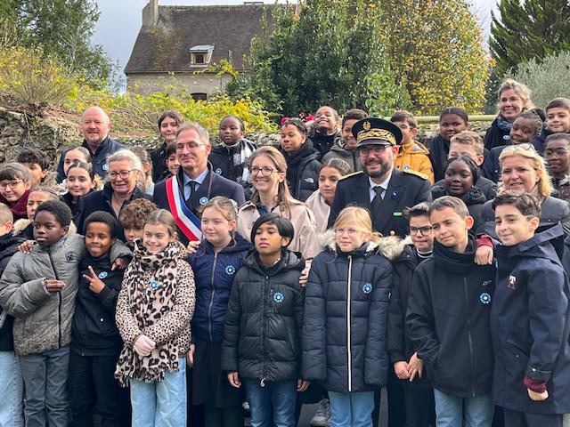 Prefet78's tweet photo. 🇫🇷 Commémoration de l’Armistice du 11 Novembre1918.
De nombreuses cérémonies se sont déroulées dans les #Yvelines, en présence des membres du corps préfectoral, pour rendre #hommage à celles & ceux qui sont morts pour la #France & se sont battus pour notre #liberté. 👇

👉Victor Devouge, sous-préfet de l’arrondissement de Versailles et secrétaire général de la préfecture à @VilledeBOUGIVAL ;
👉Aude Plumeau, sous-préfète, directrice de cabinet du @prefet78 à #Méré ;
👉Charlotte Duc-Bragues, sous-préfète, secrétaire générale adjointe de la préfecture à @velizy ;
👉Laëtitia Cesari-Giordani, sous-préfète de l’arrondissement de Saint-Germain-en-Laye à @villepoissy, @sartrouville78 & #SaintGermainEnLaye ;
👉Eric Zabouraeff, sous-préfet de l’arrondissement de Mantes-la-Jolie à @Mantes_la_Ville & @VilledeLimay ;
👉Nicolas Ventre, sous-préfet de l’arrondissement de Rambouillet à @Rambouillet_78, @VilleMaurepas & #LesEssartsLeRoi.