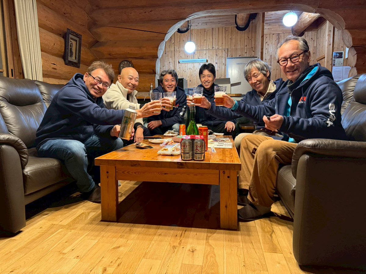 iy3NxIhhjHRnFvg's tweet photo. FSWミニろくの宿。
今年も コテージを貸りました。 ビジネスホテルとちがって全員が集まって ワイワイできるとこがいいです。 https://t.co/7jtClwMtNW