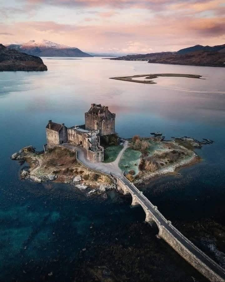 Eilean Donan Castle, Scottish Highlands. 🏴󠁧󠁢󠁳󠁣󠁴󠁿

Absolutely stunning. 

📸 credit: Anton Baranenko