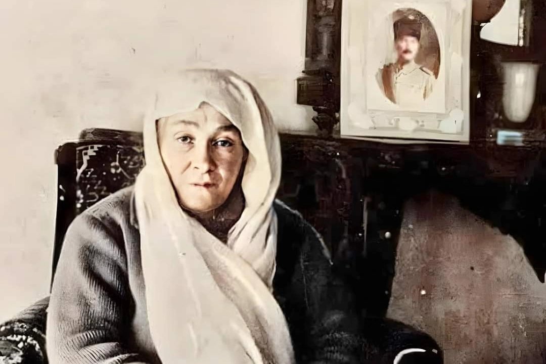 Zübeyde Hanım:

Oğlumun memur olmasını istemiyordum. Onu tüccar yapmayı düşünüyordum. Fakat oğlum Mustafa askeri mektebe girmeye pek hevesliydi. Bir gece rüyamda Mustafa'yı bir altın tepsi üzerinde bir minarenin aleminde gördüm. Minarenin altına koştum. Birisi bana 'Oğlunun