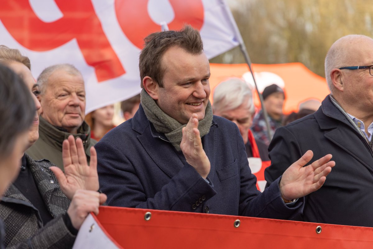jimmydijk's tweet photo. Vandaag nemen we afscheid van Bart van Kent en Michiel van Nispen. Twee ervaren Kamerleden die zich jarenlang binnen en buiten het parlement hebben ingezet.

Bart en Michiel bedankt voor alles wat jullie hebben gedaan voor mensen en de SP. https://t.co/xFed5Bl1je