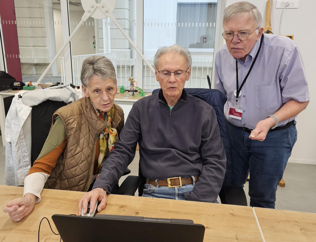 framboise314's tweet image. 👑 Au #FabLabUtoPi de @villeducreusot , les résidents du foyer La Couronne ont conçu leurs pions de jeu de dames en 3D ! Pause goûter (avec brioche couronne 😋), puis session casse-têtes imprimés 🧩
Un bel après-midi entre curiosité, rires et créativité💡
 #3D #InclusionNumérique