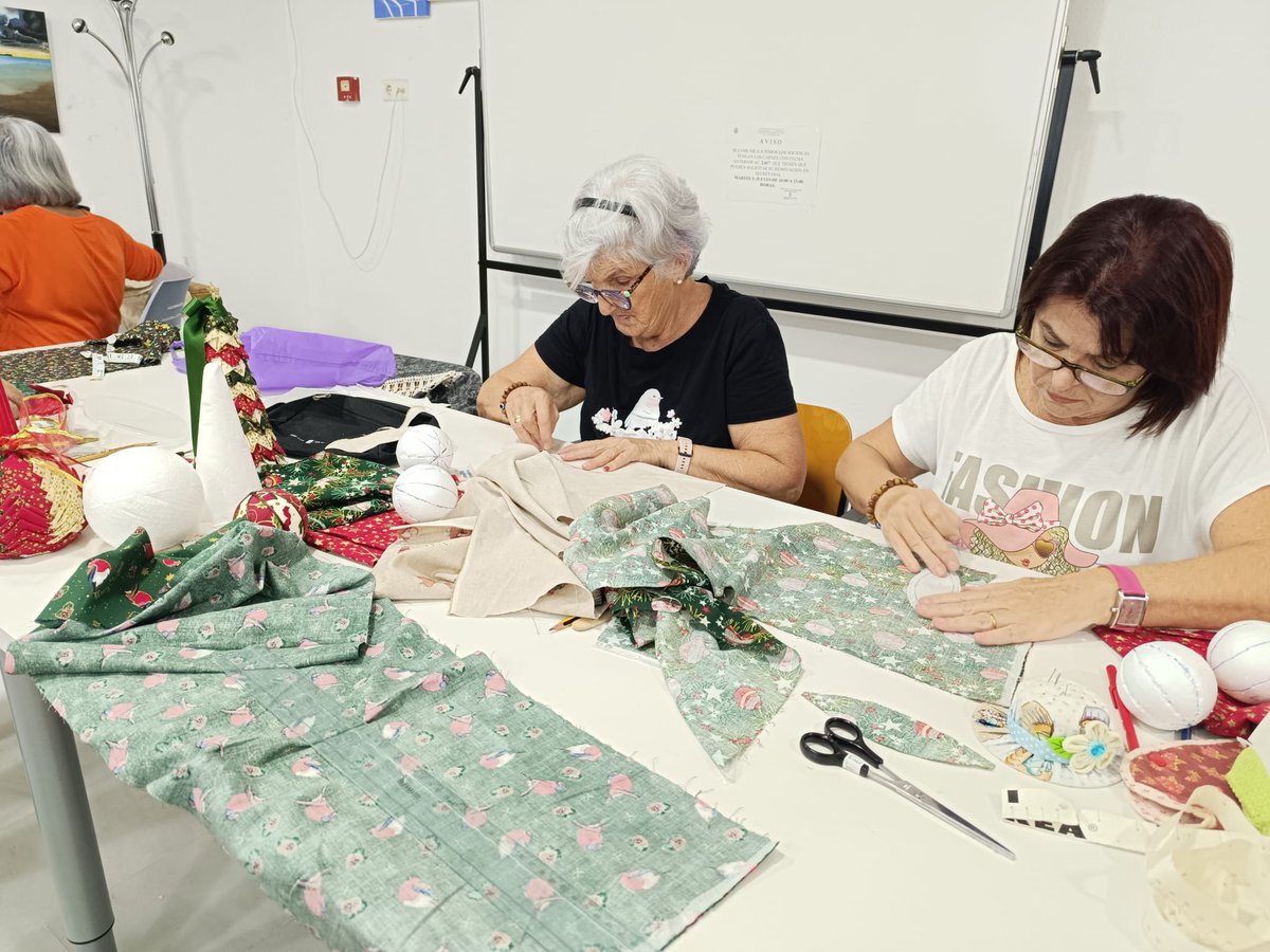 ¡Ya comenzaron los talleres de manualidades para mayores en Cádiz! 🎨👵👴
Accesibles con ILSE gracias al convenio con el Ayuntamiento.
#Cádiz #TalleresMayores #Manualidades #Inclusión