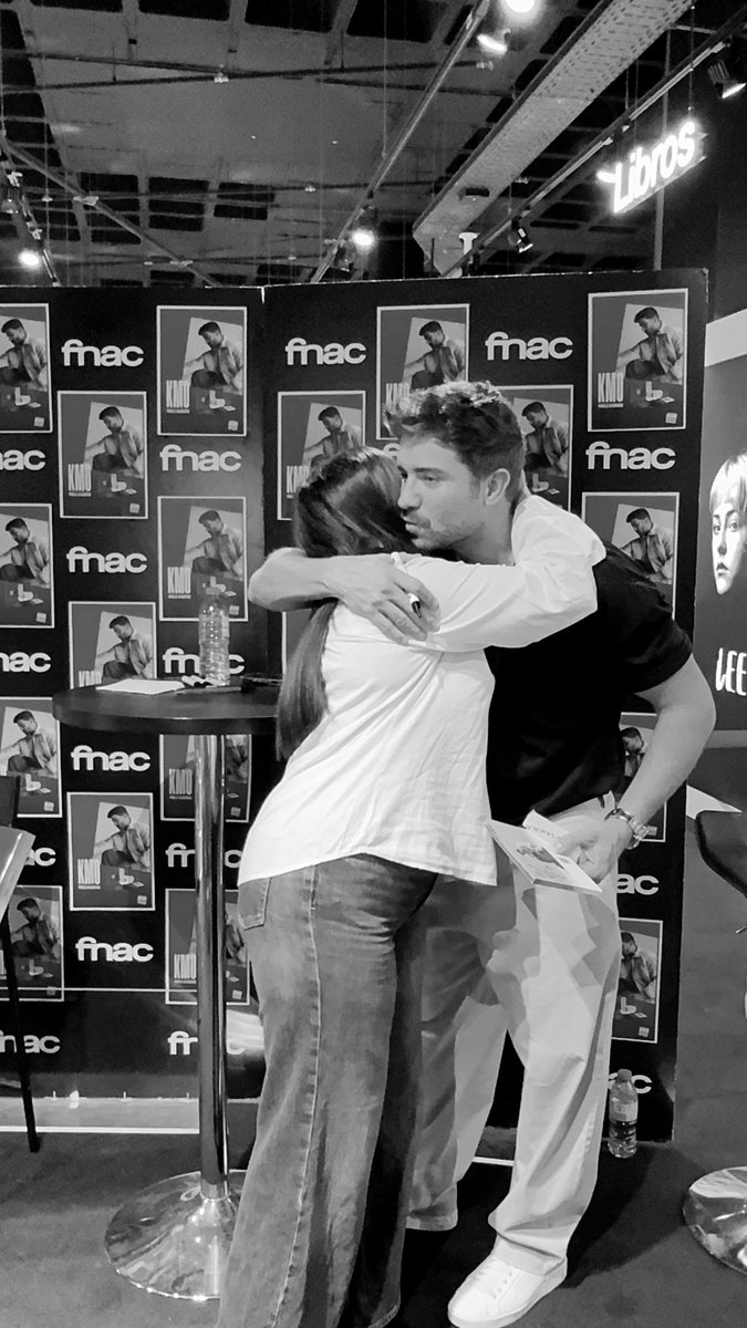alejxndra___'s tweet photo. Que feliz fui ayer. Quiero volver a este momento mil veces más.

Planta 7 es algo increíble, soy enfermera en la planta de oncología y esa canción me llega al alma. Gracias por escribir algo tan bonito @pabloalboran ✨♥️ https://t.co/9mNskuHxRR