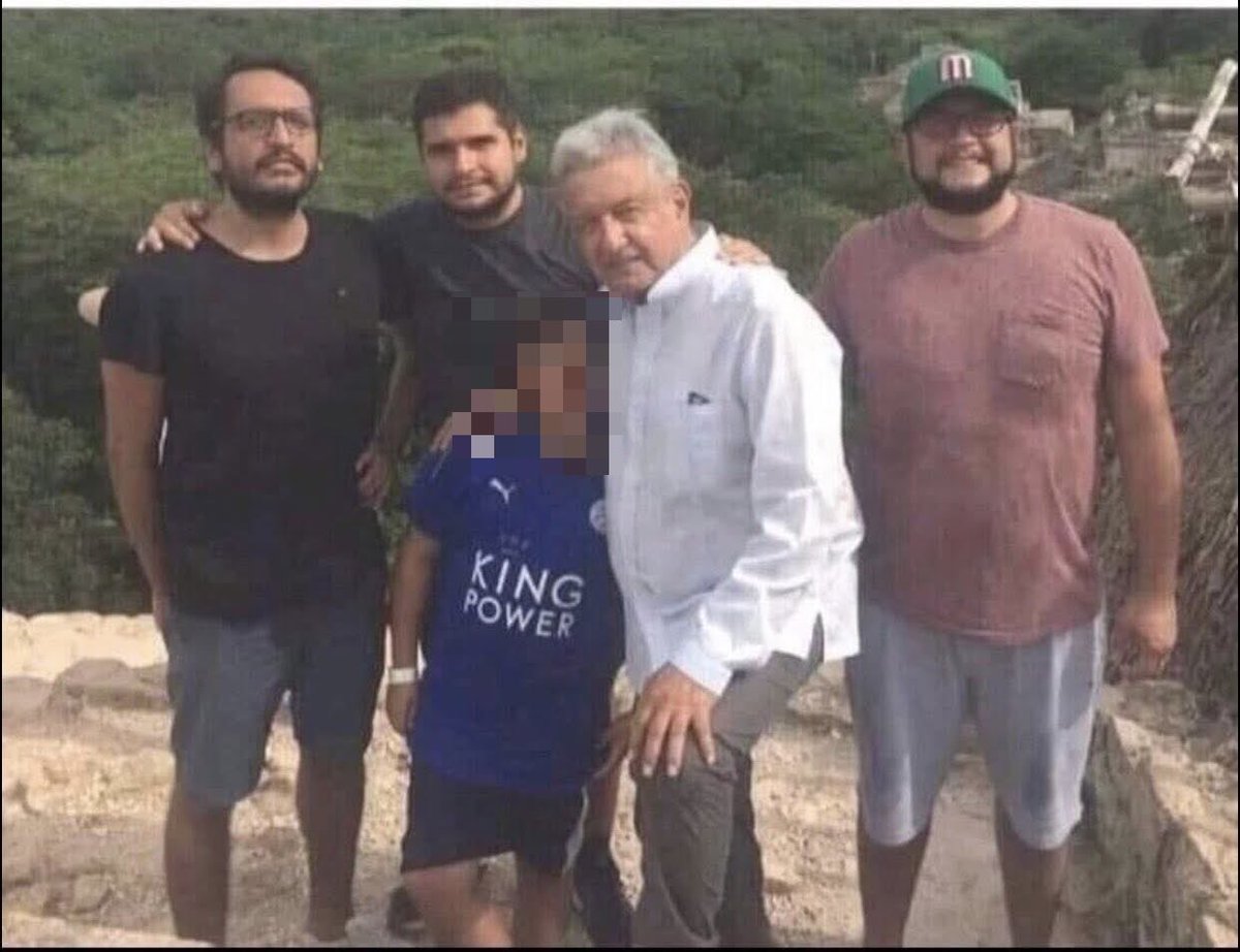 El pinche panzón anda muy ofendido con la banda MOLOTOV, mejor que nos diga cómo pasó de usar ropa usada y de paca, a darse una vida de millonario. No traía ni para unos chicles y ahora resulta que ya es un magnate.