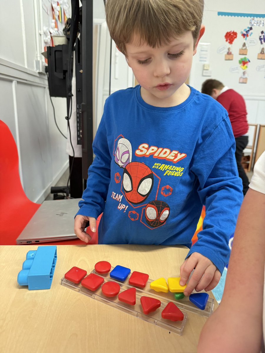 This wonderful boy worked hard to thread the beads onto the posts and push the shapes into the stand. 🙌🏻