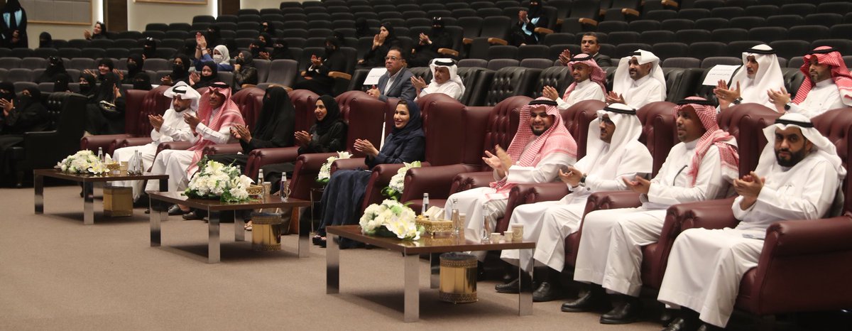 في #جامعة_طيبة
وفي لقاء جمعه بمنسوبيها
أمين عام <a href="/KACCCsa/">مركز الملك عبدالعزيز للتواصل الحضاري</a> د. عبدالله الفوزان:
الوطن يزهو بأبنائه الأوفياء 
ويفخر بقيادته التي جعلت الإنسان أولًا 
في رؤية 2030
مبينًا أن من يعيش في هذا الوطن
يعيش شعور الفخر
بما تقدمه الدولة من دعم وتمكين
وكل مواطن قادر على جعل نجاحه
قصة يُحتذى بها.