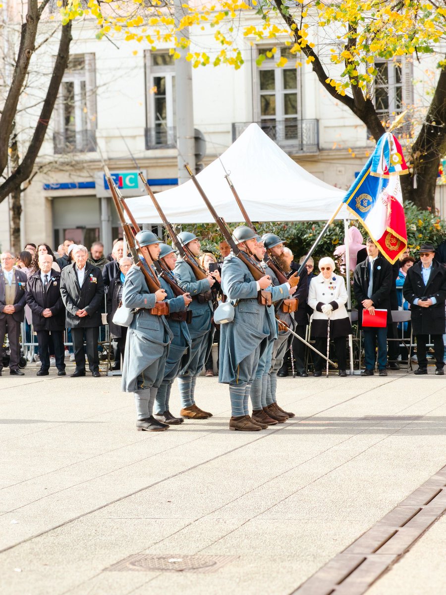 AudreyLyonnet's tweet photo. Le 11Novembre 1918, à 5h40 l'armistice est signé. 

Hommage aux 6 000 morts stéphanois. https://t.co/1H1tqQC2DS