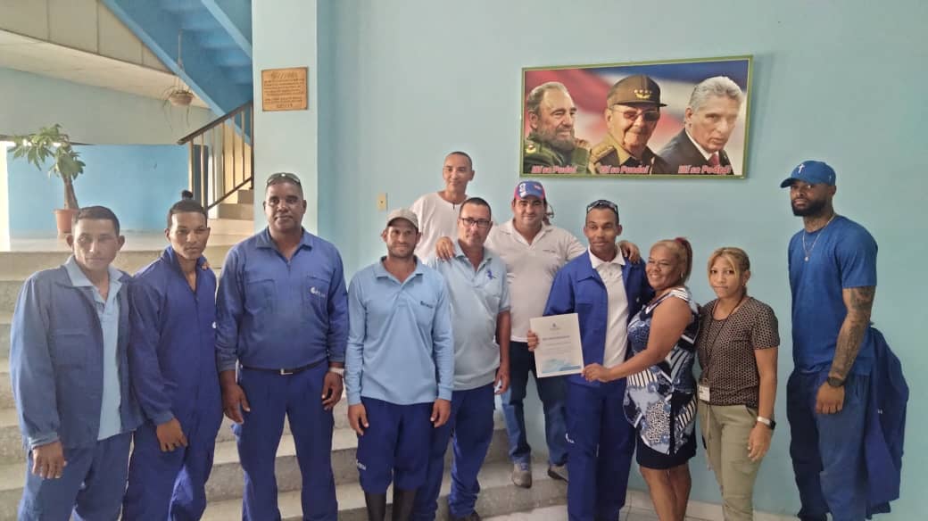 Reconoce el <a href="/SNTCIE_Cuba/">SNTCIE</a> de #Guantanamo,a trabajadores de <a href="/ETECSA_Cuba/">ETECSA</a> #Artemisa por el trabajo realizado tras el paso #HuracanMelissa en esa provincia, #SantiagoDeCuba los espera muchachos, misión cumplida abrazos. <a href="/NapolesYury/">Yury Vargas Nápoles</a> <a href="/Colina_CTCuba/">Miguel Colina</a> <a href="/Cuba_CTC/">Central de Trabajadores de Cuba</a>